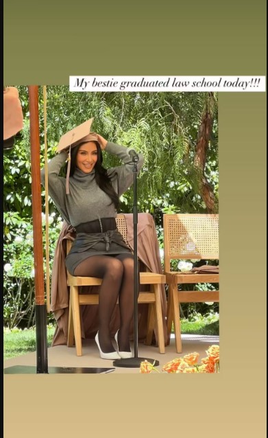 Kim Kardashian con su toga y birrete