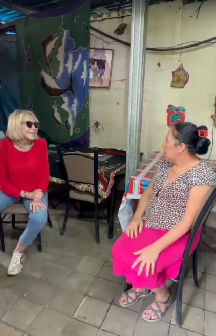 Laura Bozzo en la casa de su fan