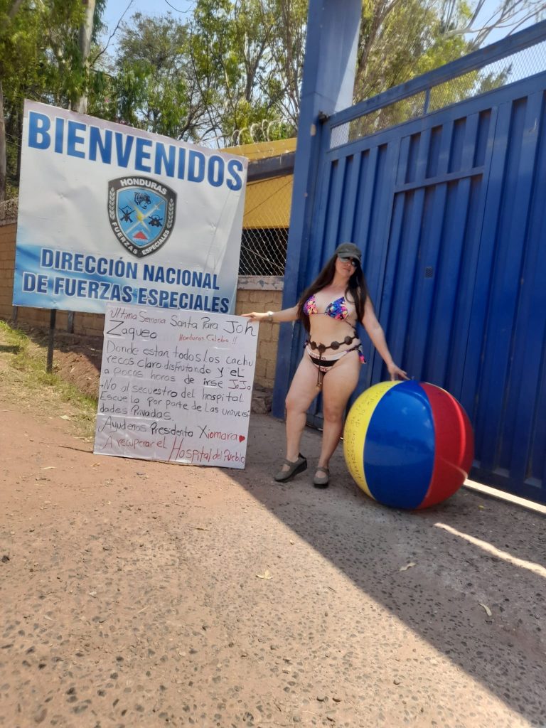 Hondureña hace protesta
