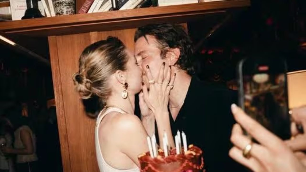 Gigi Hadid dándole un beso a Brandley Cooper