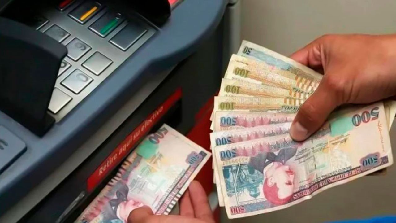 persona sacando billetes de la maquina