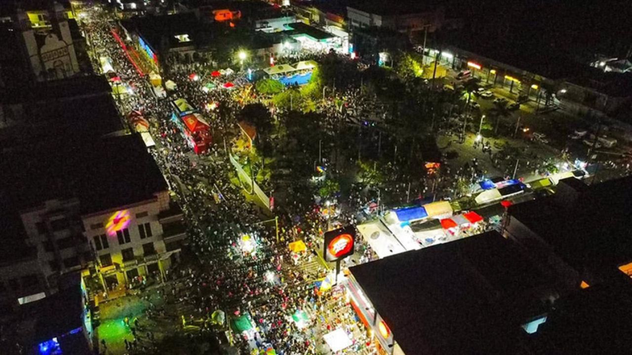 vista de las calles de la ceiba en el carnaval desde las alturas.
