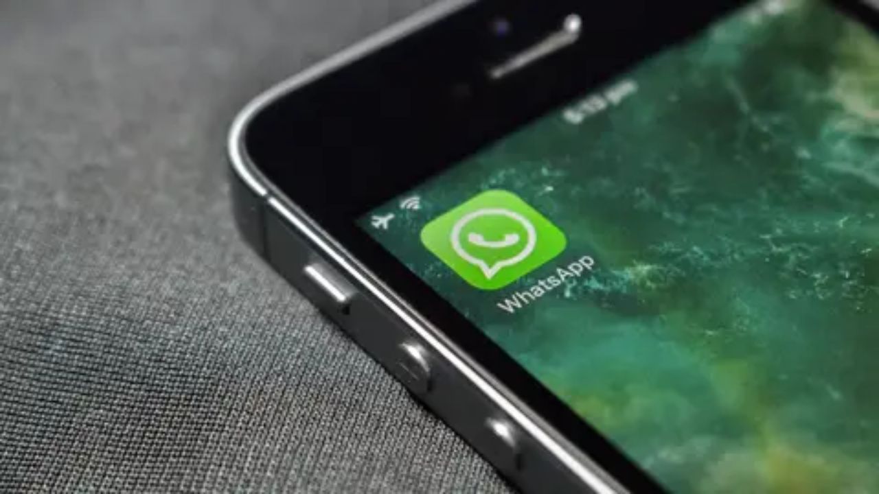 Celular mostrado el logo de WhatsApp