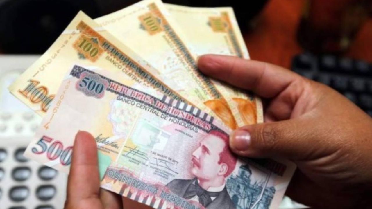 Persona recibiendo dinero