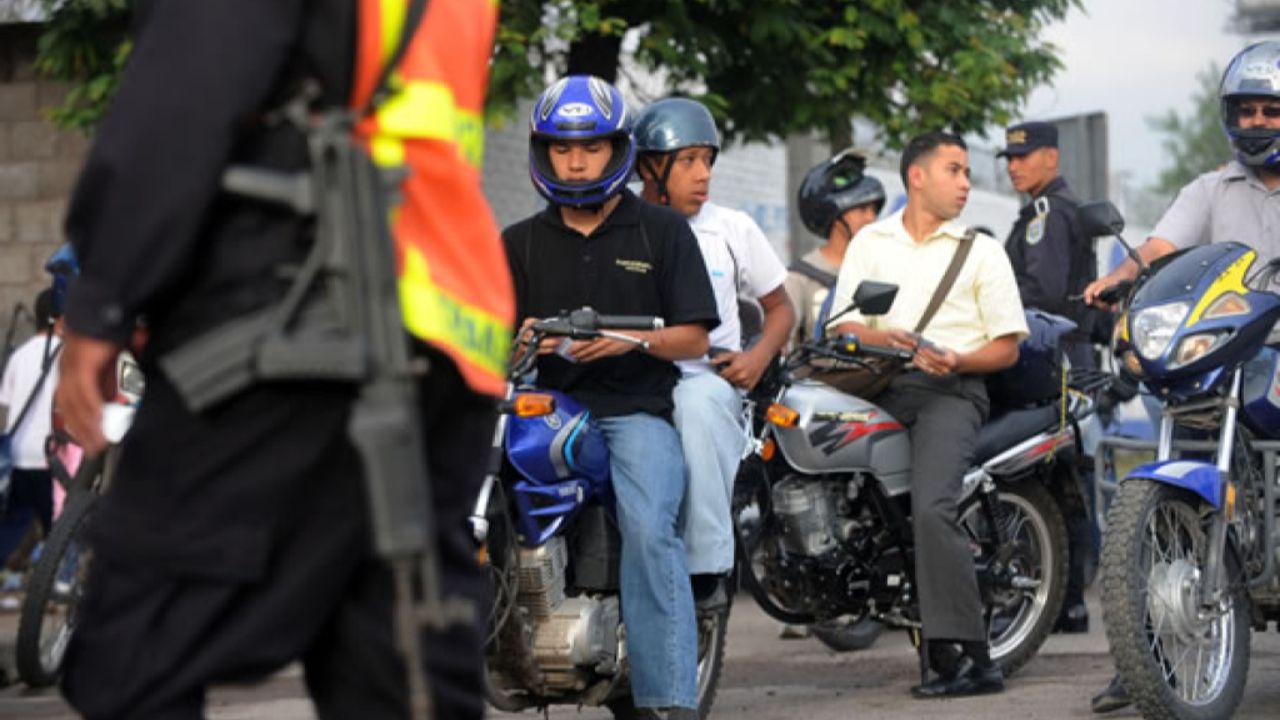 hombres en motocicletas detenidos por policías