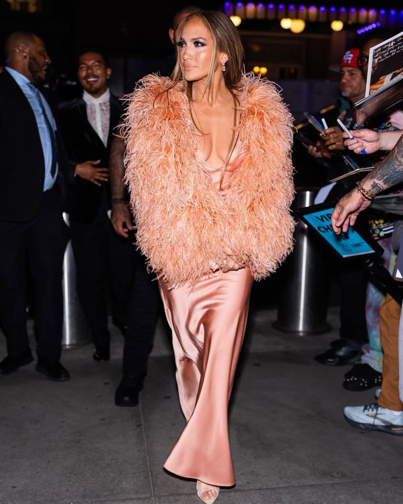 Jennifer Lopez y su vestido melocoton en donde dejó ver su escote