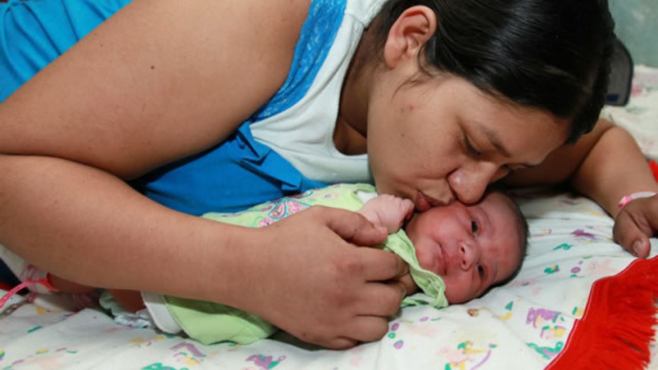 madre junto a su bebé