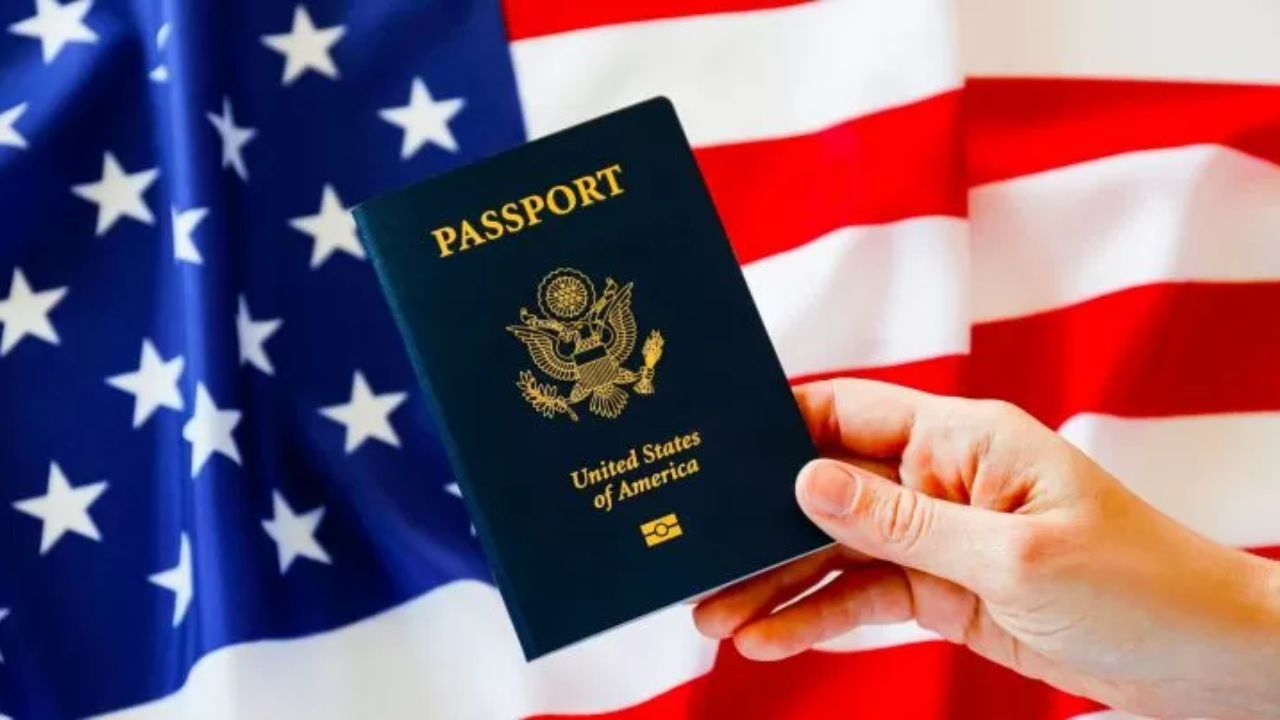 pasaporte con la bandera de fondo de Estados Unidos