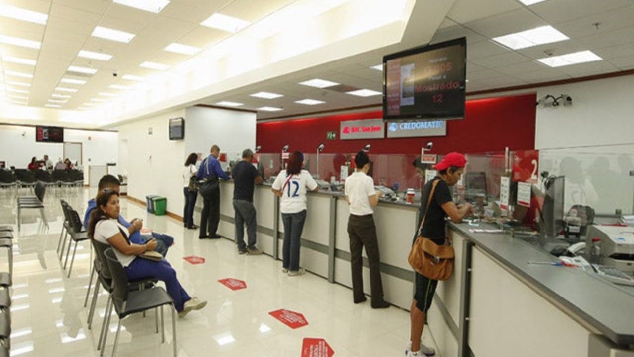 personas haciendo fila