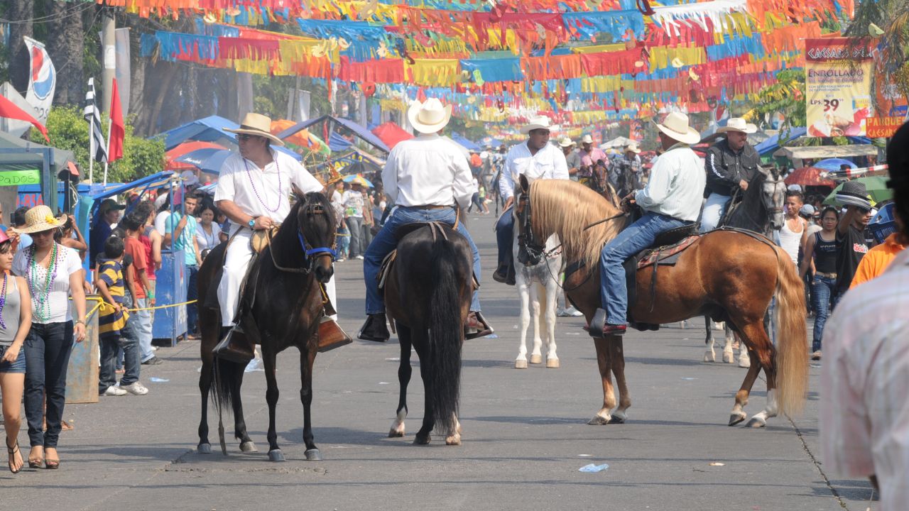 hombres montando a caballo