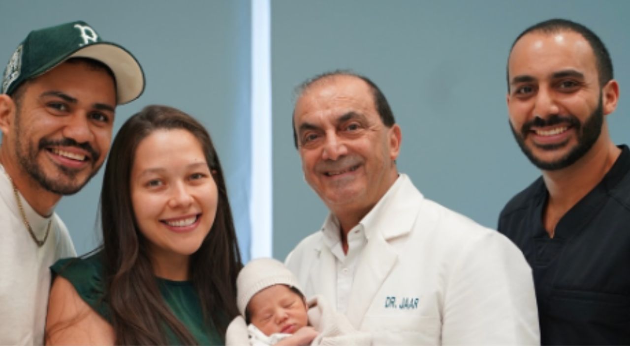 Imagen Principal de Nota: Carlos Zúniga da la bienvenida a su primer hijo y enternece las redes con emotivas fotos