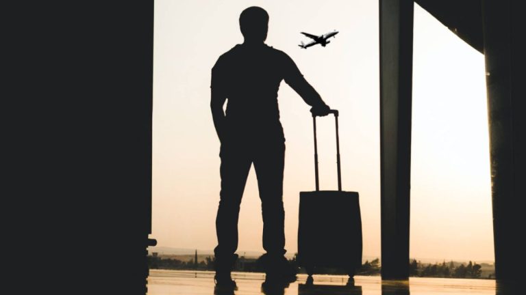 Imagen Principal de Nota: Estafa de viajes falsos: Estafadores cobran membresías y roban tarjetas