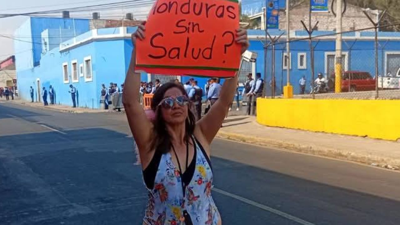 Imagen Principal de Nota: Floridalia Aguilar, la doctora que protestó en traje de baño este 1 de mayo en Honduras