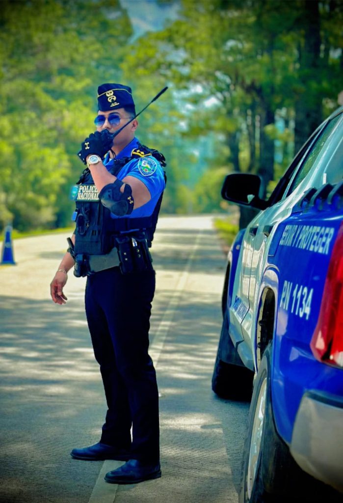 Uniformado esta robando miradas en redes