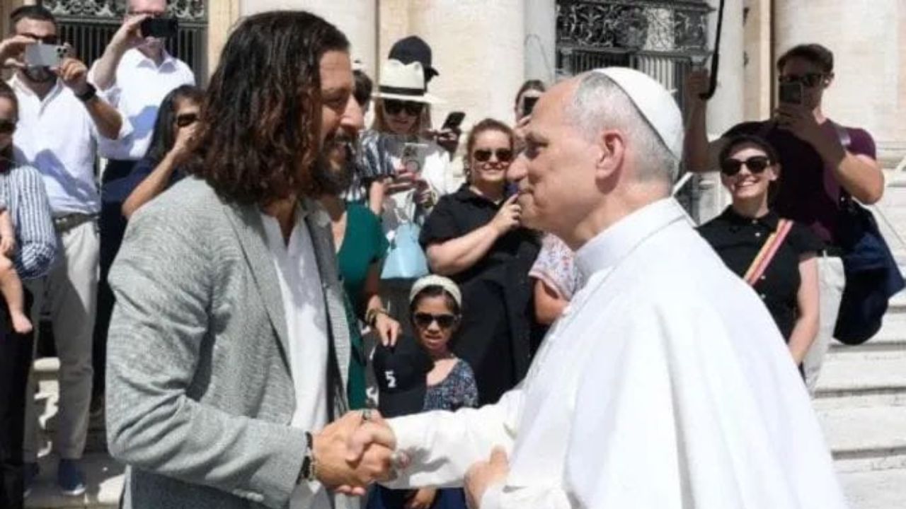 Jonathan Roumie junto al papa León XIV