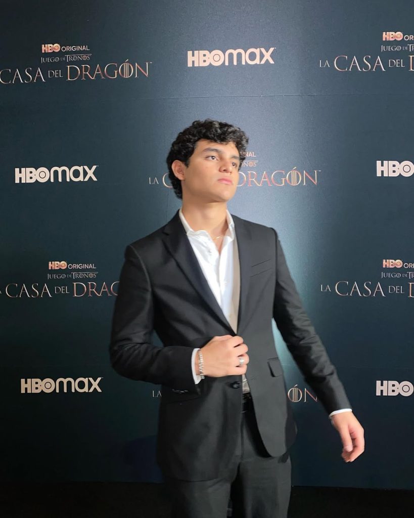 Abelardo Bobadilla, posando en la presentación de una serie televisiva