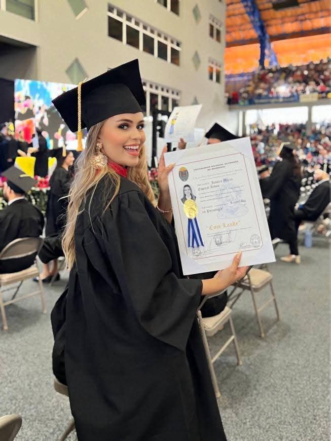 Jessica Espinal con el titulo e la UNAH
