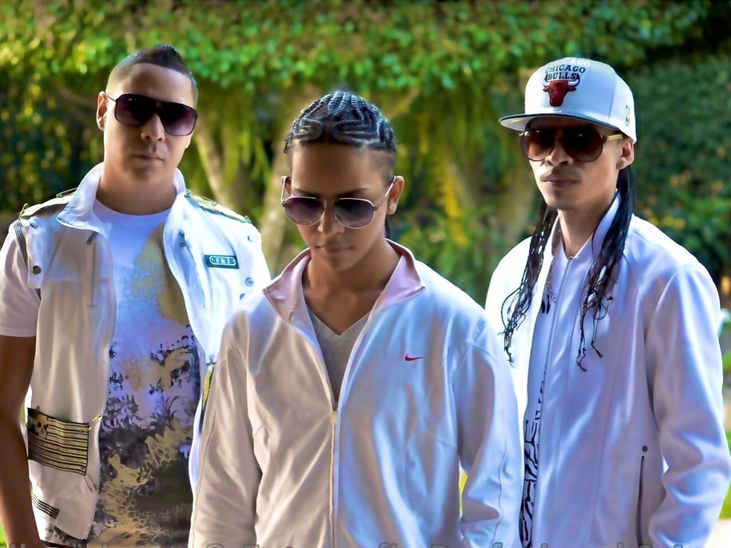 Maynor MC integrante de Bullaka Family junto a sus compañeros