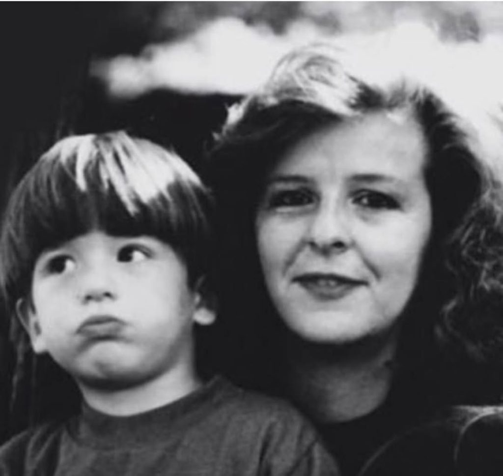 Foto en blanco y negro de Diana Turbay junto a su hijo Miguel Uribe