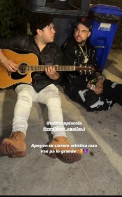 Emiliano Aguilar cantando en la calle