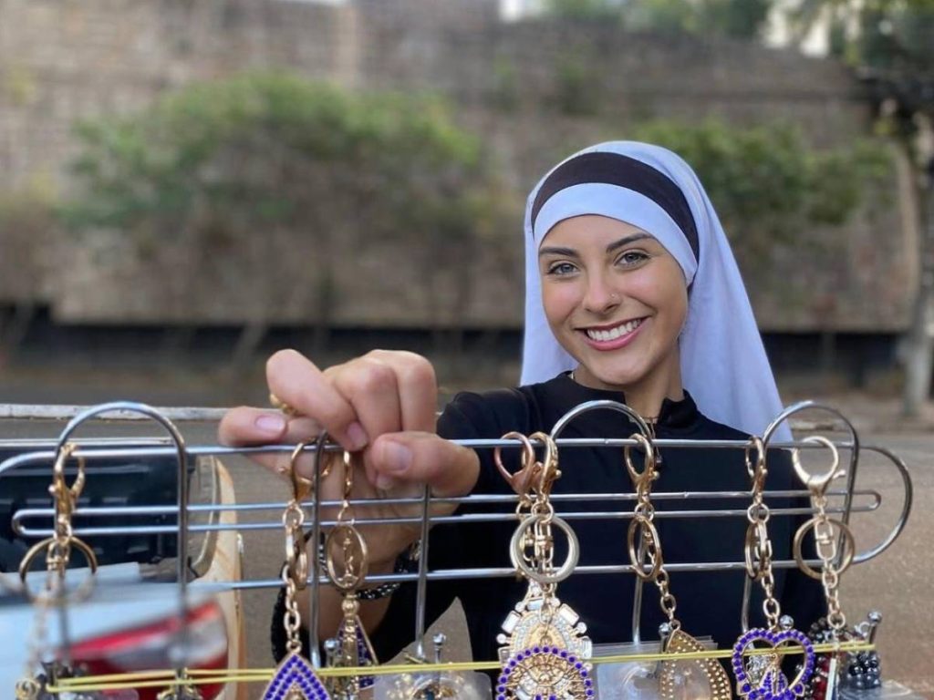 Kamila dejó las pasarelas por el convento