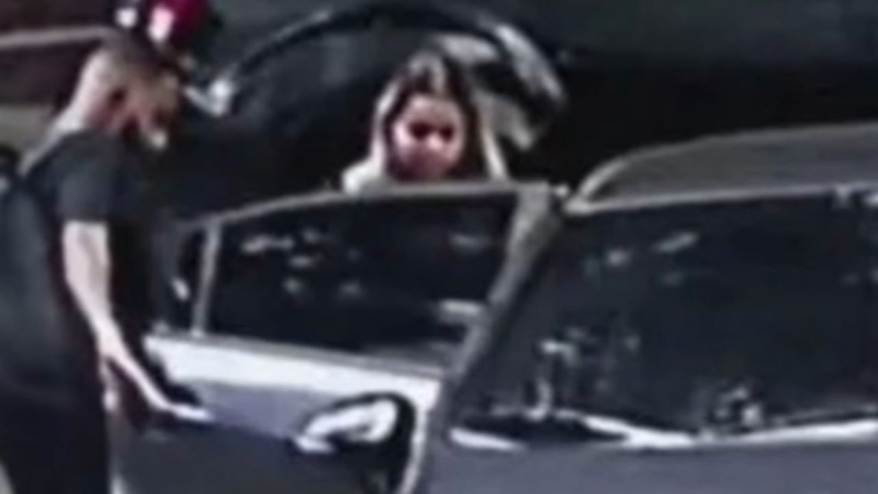 Maynor MC y Jessica Espinal subiendo al uber