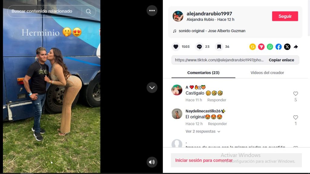 Alejandra Rubio dándole un beso en la mejilla a Herminio Juárez.