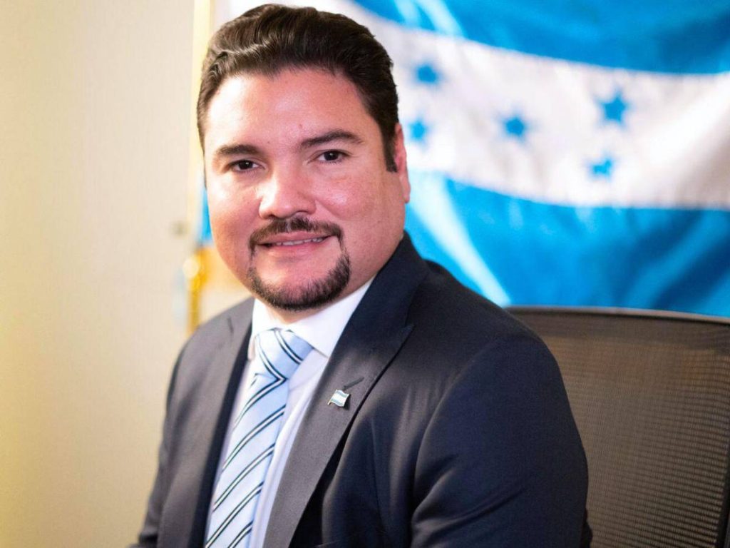 Javier Efraín Bu, con la bander de Honduras de fondo