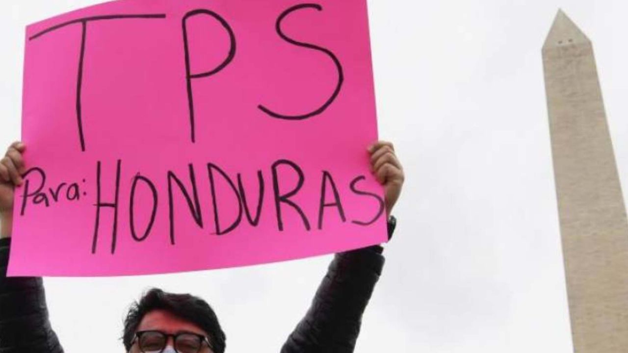 Persona sosteniendo un cartel