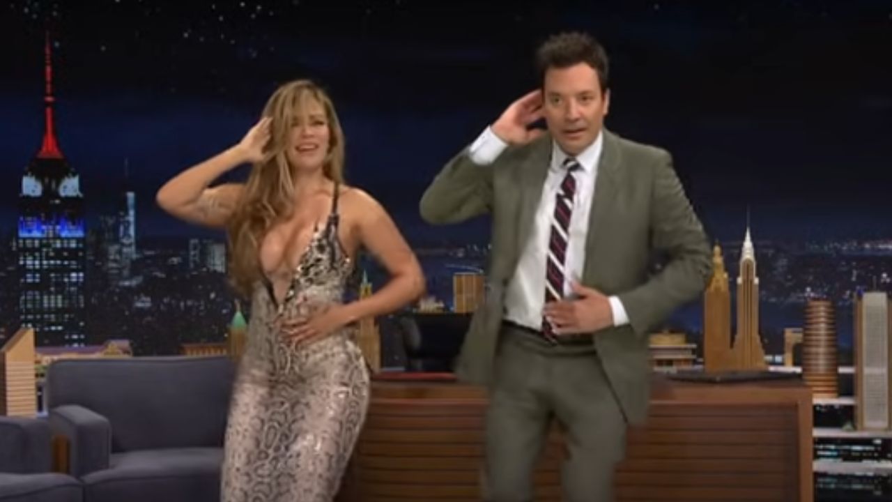 Imagen Principal de Nota: Karol G hace bailar a Jimmy Fallon con 'Tropicoqueta' en su regreso a la TV