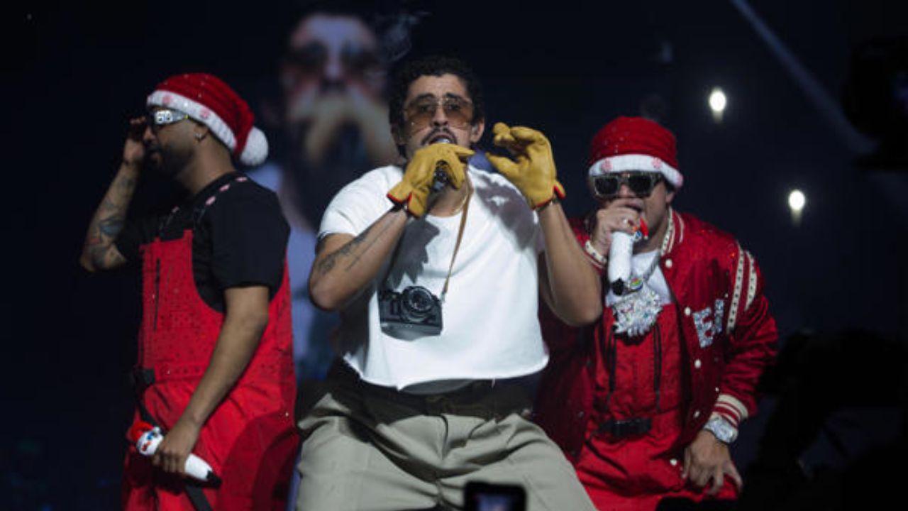Imagen Principal de Nota: Bad Bunny rompe otro récord en las listas Billboard con tres canciones en la cima