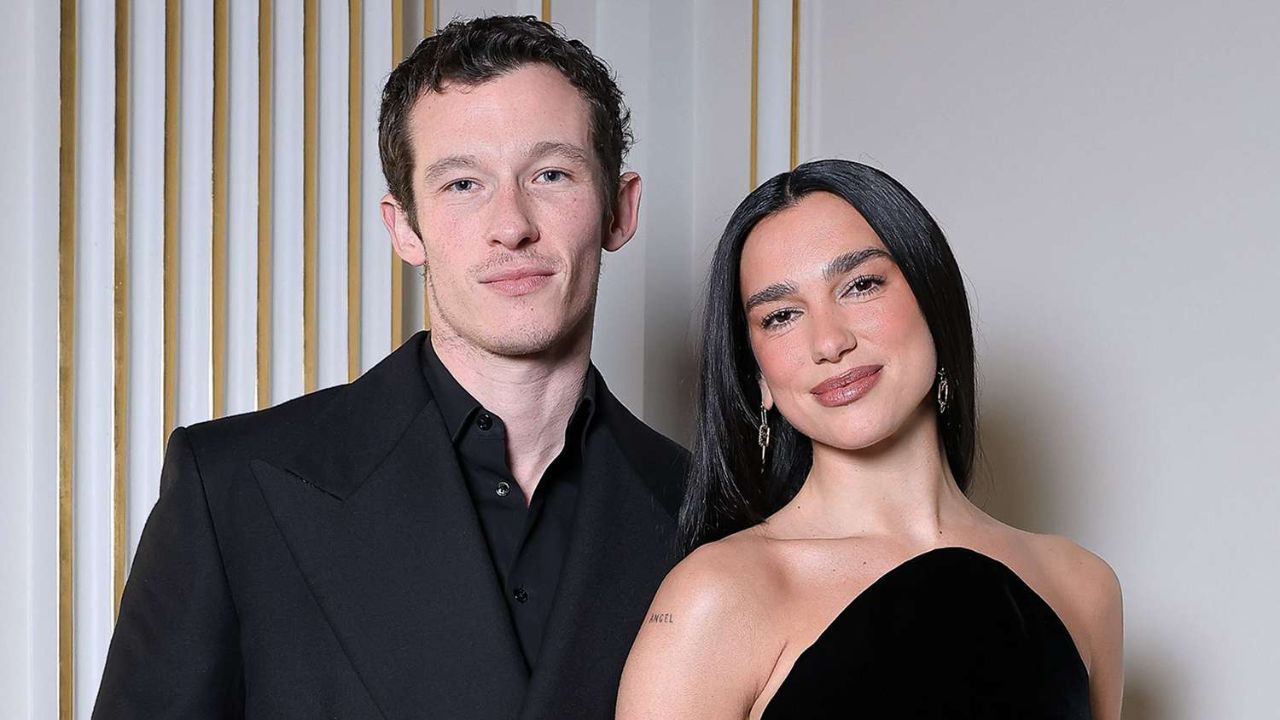 Dua Lipa confirma su compromiso con  Callum Turner