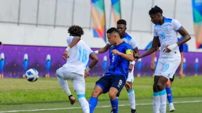 Imagen Principal de Nota: Honduras gana 2-0 a El Salvador y sorprende con gol en el último minuto