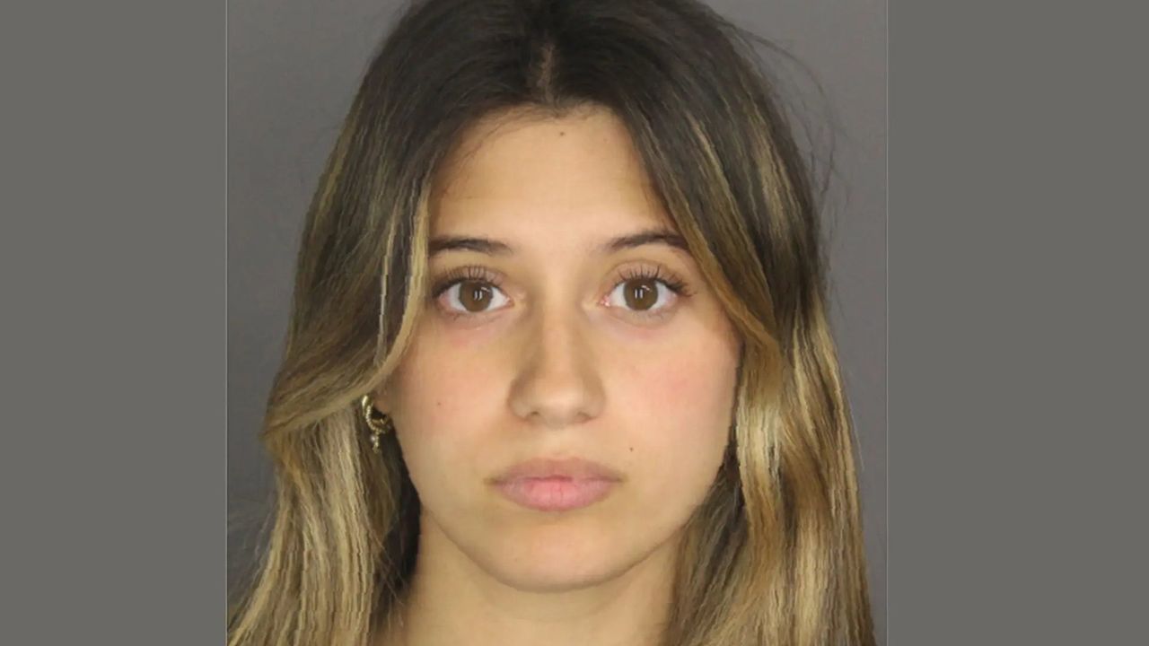 ¡Escándalo! Maestra detenida por enviar fotos explícitas a alumno de 14 años