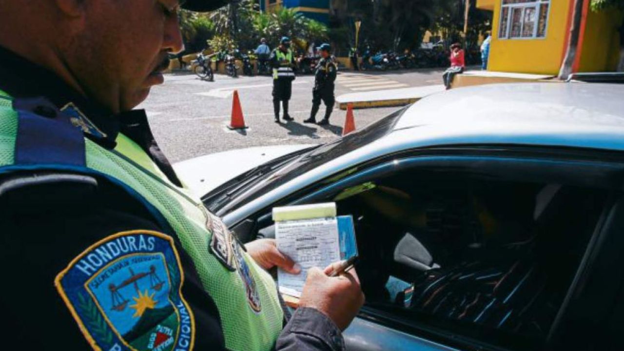 Hablar por teléfono, no usar el cinturón: las multas de tránsito más comunes en Honduras