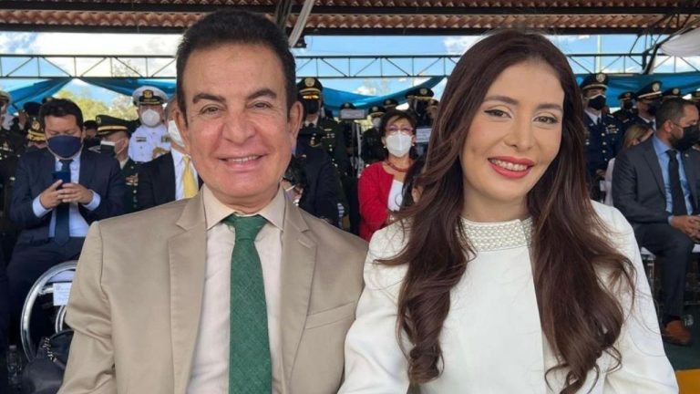 Imagen Principal de Nota: Salvador Nasralla se une al famoso trend de TikTok junto a su esposa e hija