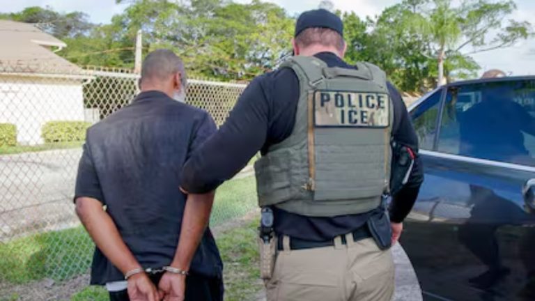 Imagen Principal de Nota: Tácticas militares del ICE para "cazar" migrantes encienden alarmas en EE. UU.