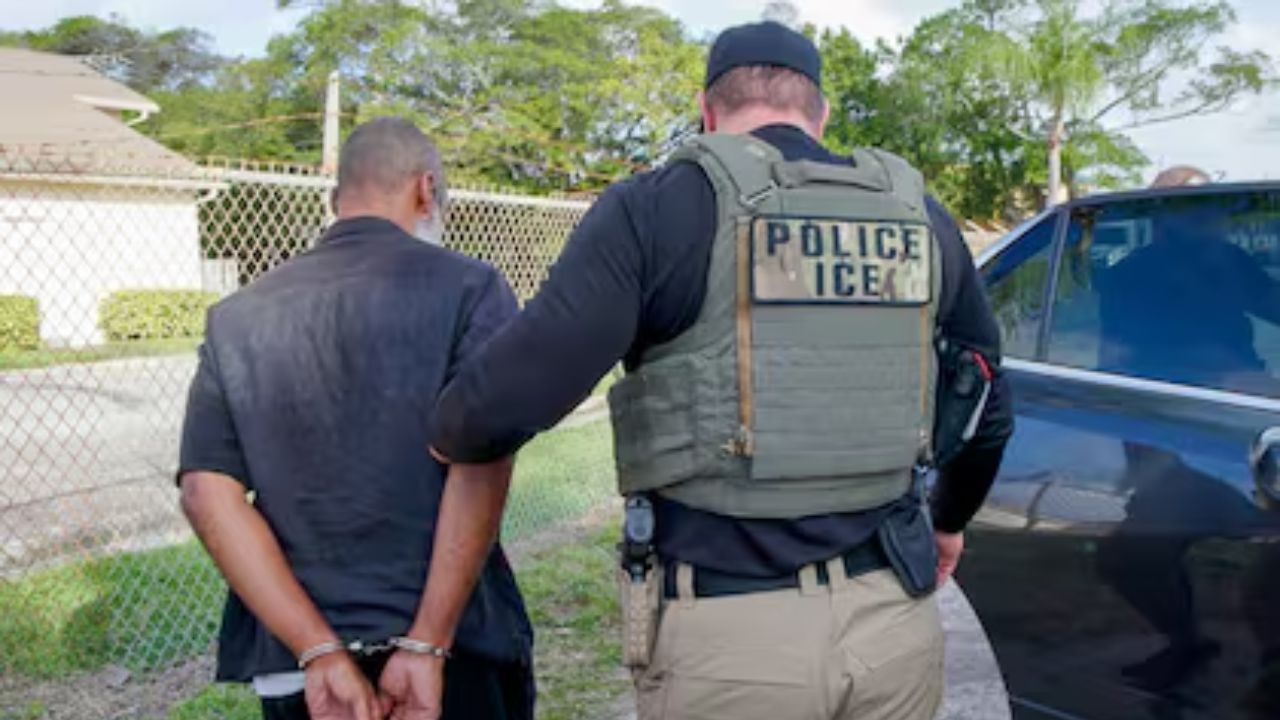 Tácticas militares del ICE para "cazar" migrantes encienden alarmas en EE. UU.