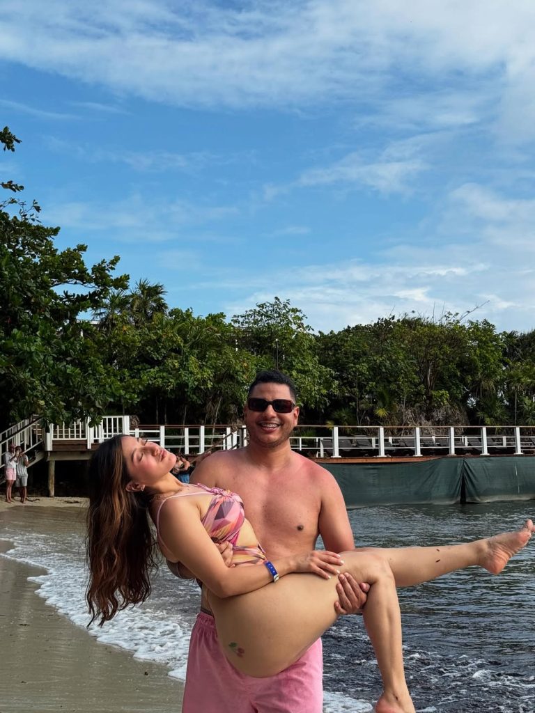 The YIRS comparte románticas fotos con su novia Gisell Zelaya