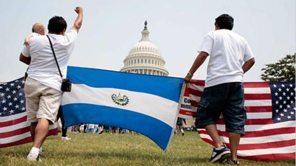 Personas con banderas de El Salvador y Estados Unidos