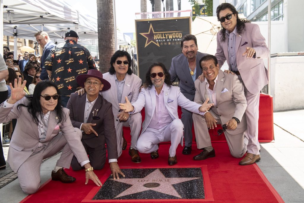 Los Bukis con su estrella en el famoso Paseo de la Fama de Hollywood, en Los Ángeles, California.