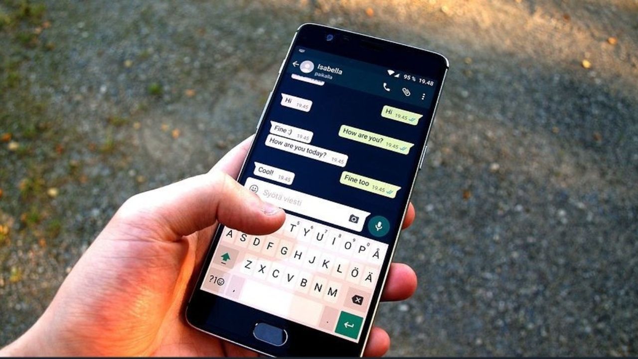 persona con celular en mano 