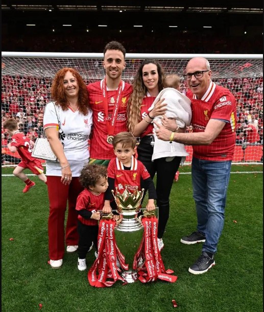 Diogo Rota junto sus papas y esposa 