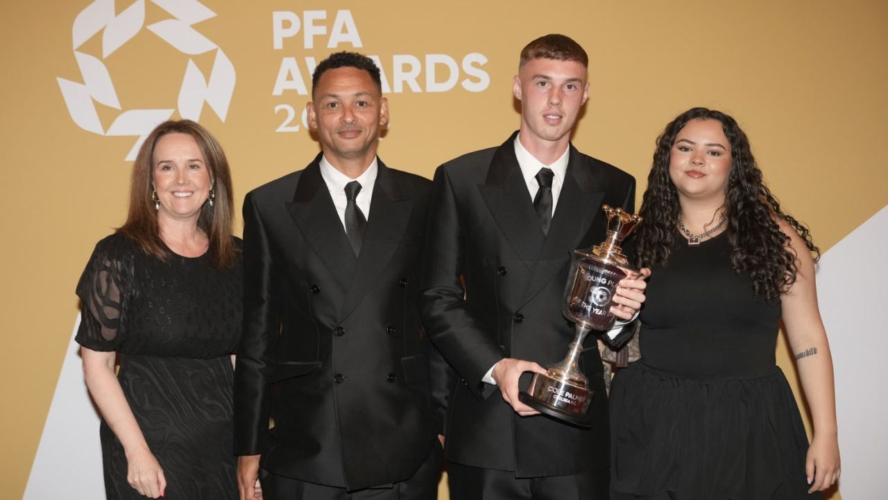 Cole palmer junto a sus padres