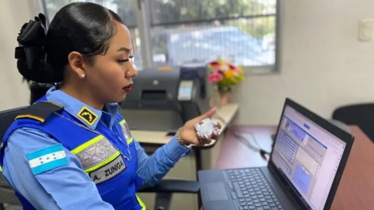 policía revisando licencia 