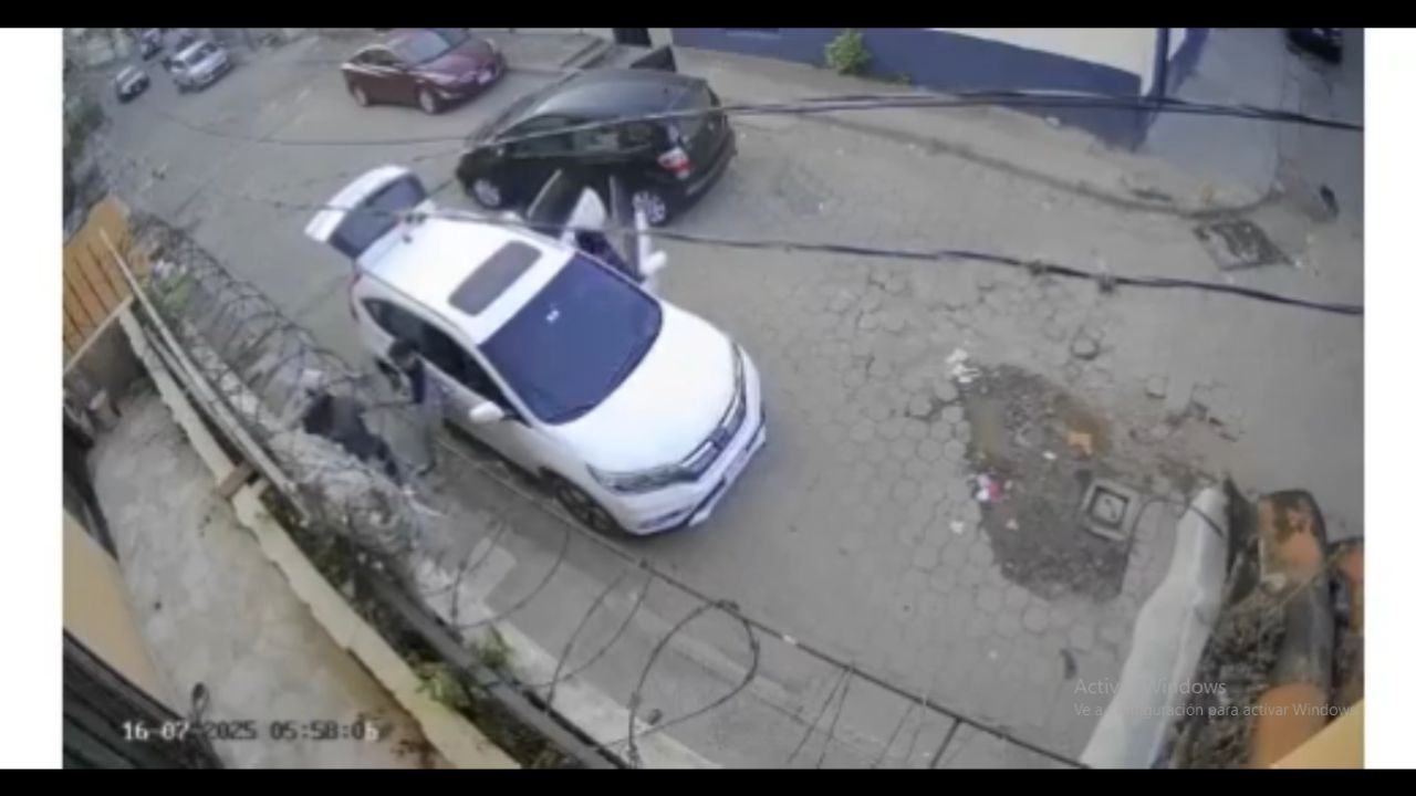 Imagen de Cámaras captan violento asalto a mujeres con carro detenido en barrio El Guanacaste