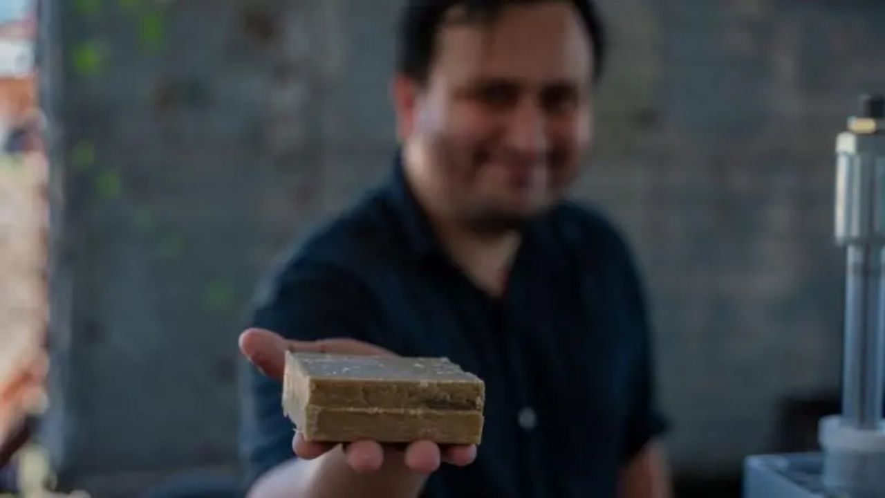Imagen Principal de Nota: Este emprendimiento hondureño convierte aceite usado en jabón y comida para perros
