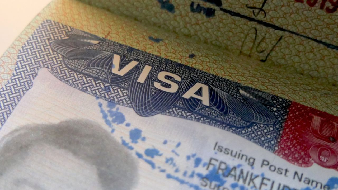 Imagen Principal de Nota: ¿Existe lista de apellidos que tienen más probabilidades de obtener visa estadounidense?