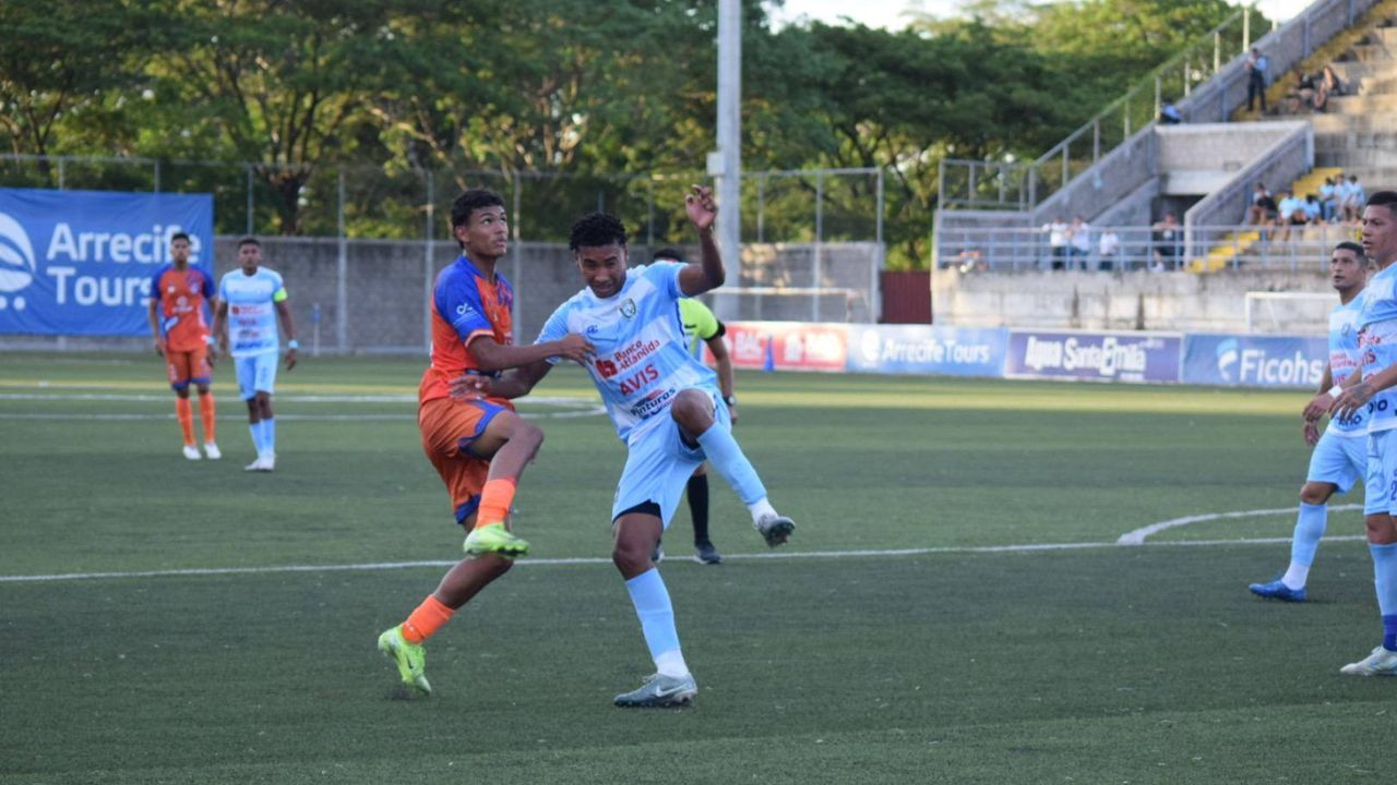 Lobos UPNFM se imponen 2-1 al Génesis en partido polémico por gol anulado
