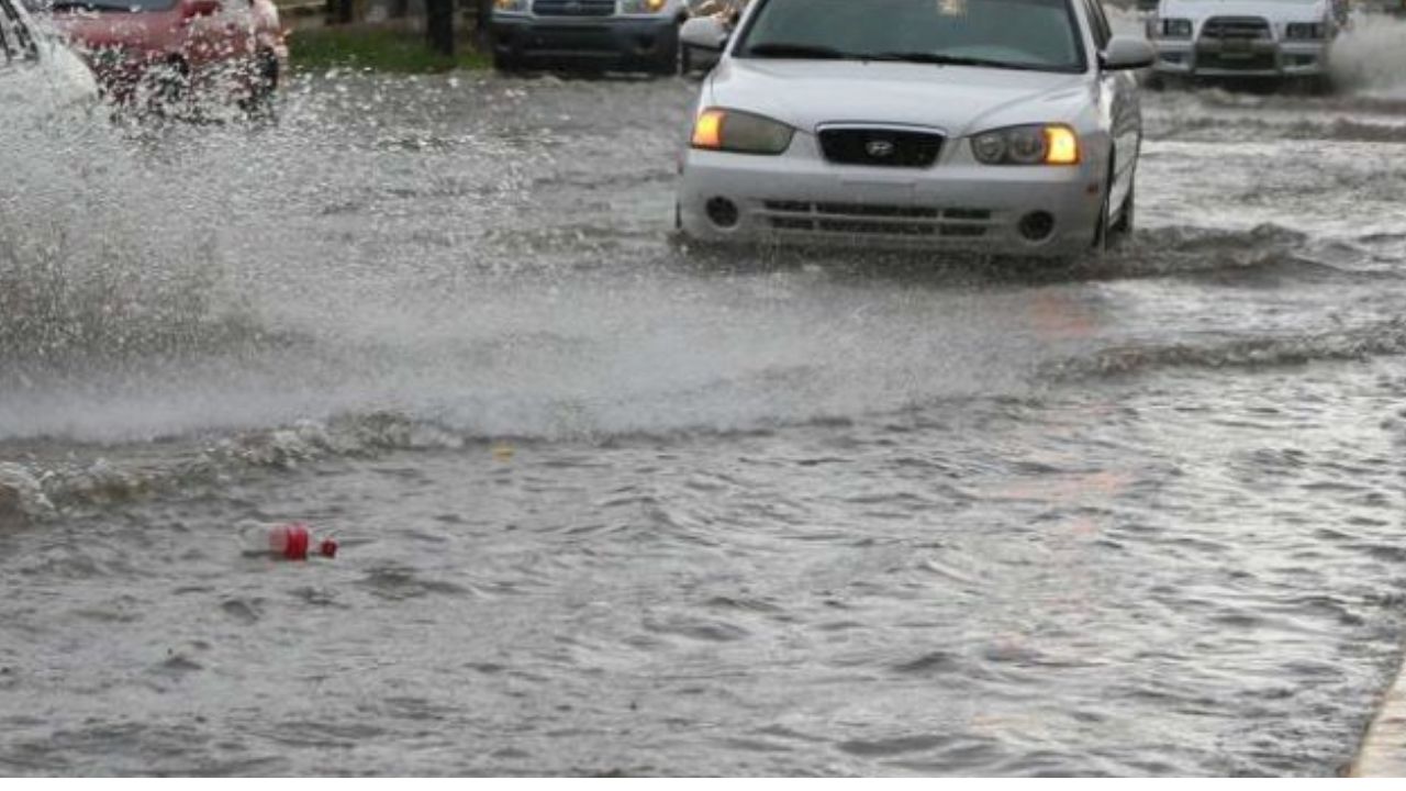 Imagen Principal de Nota: Lluvias fuertes, descenso de temperatura y oleaje por onda tropical en Honduras